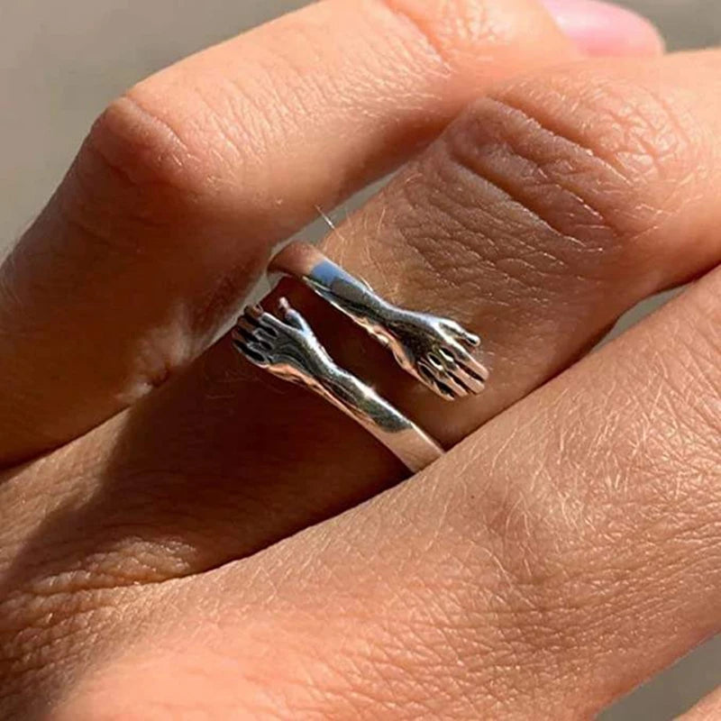 Dobre o Amor com o Anel de Abraço em Prata 925! 💍🤍 Compre 1 e Leve 2